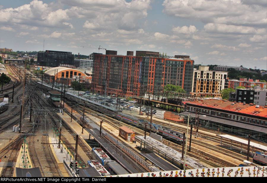 AMTK 822 leads train #30 arriving Union Station.